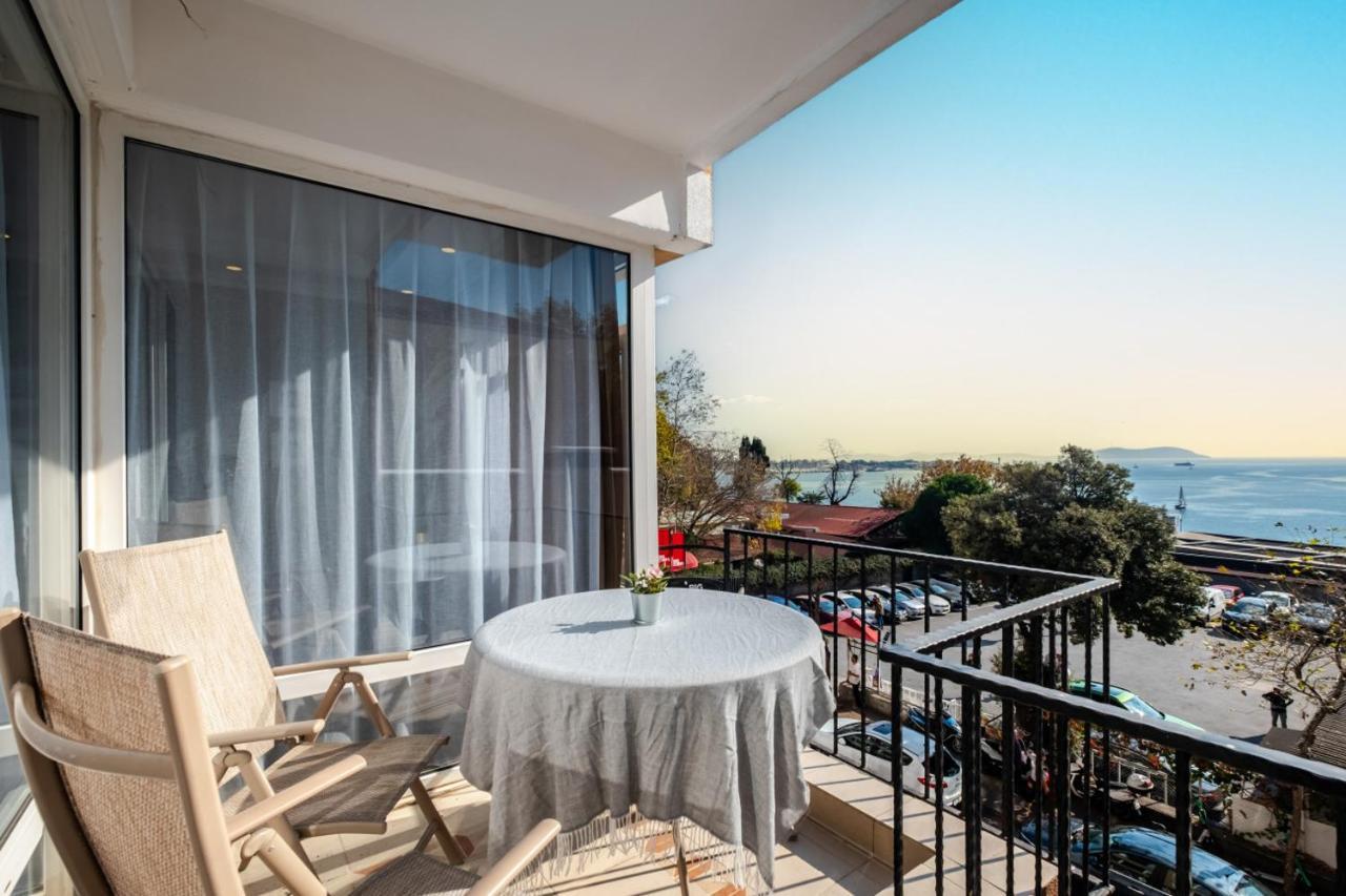 Chic Flat With Balcony Near Moda Shore Istanbul Exterior photo